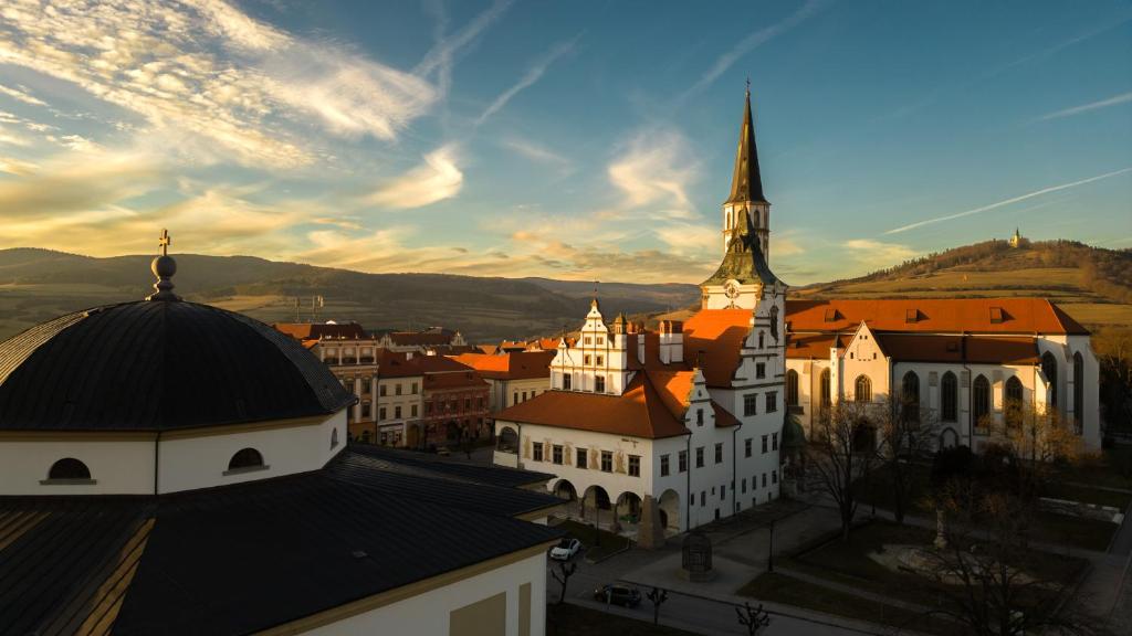 uma vista de uma cidade com uma igreja em Residence Spillenberg Apartment 1B em Levoča