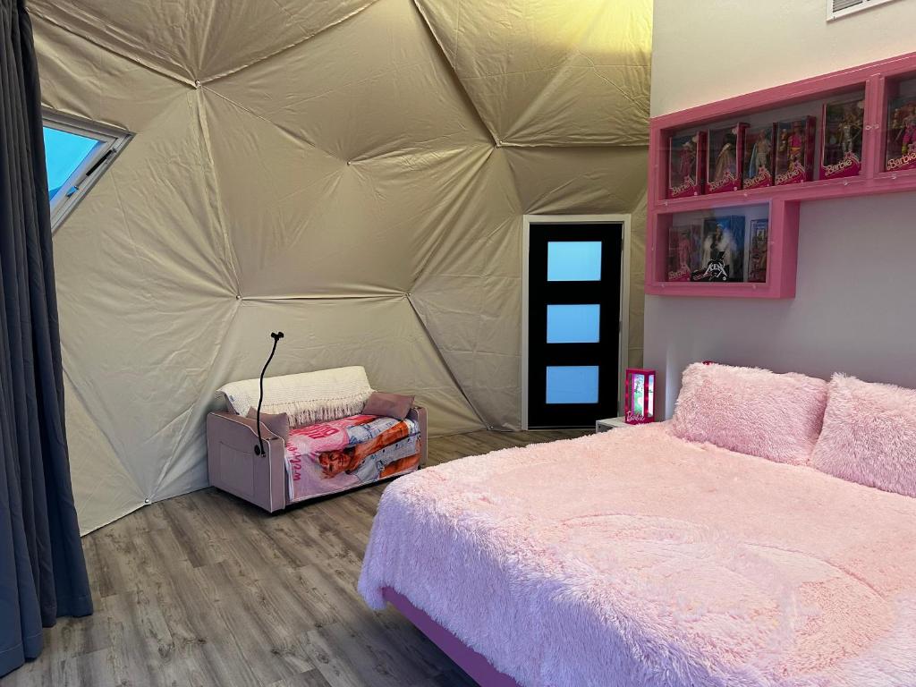 Postel nebo postele na pokoji v ubytování Nude Glamping Dome