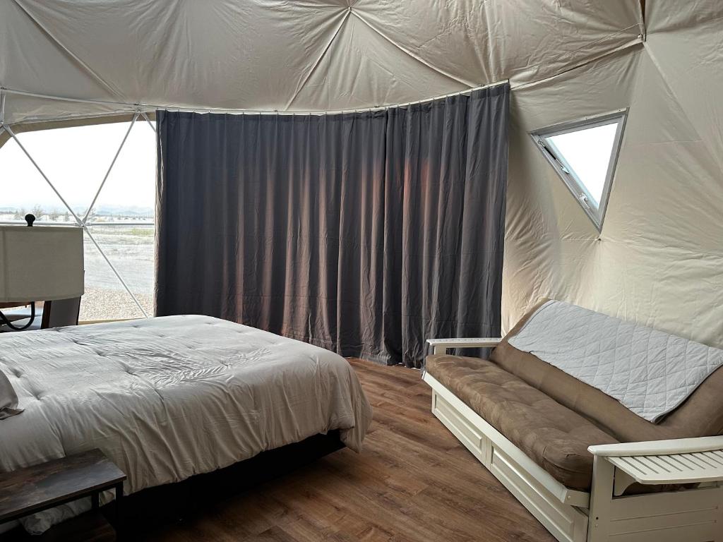 Postel nebo postele na pokoji v ubytování Nude Glamping Dome