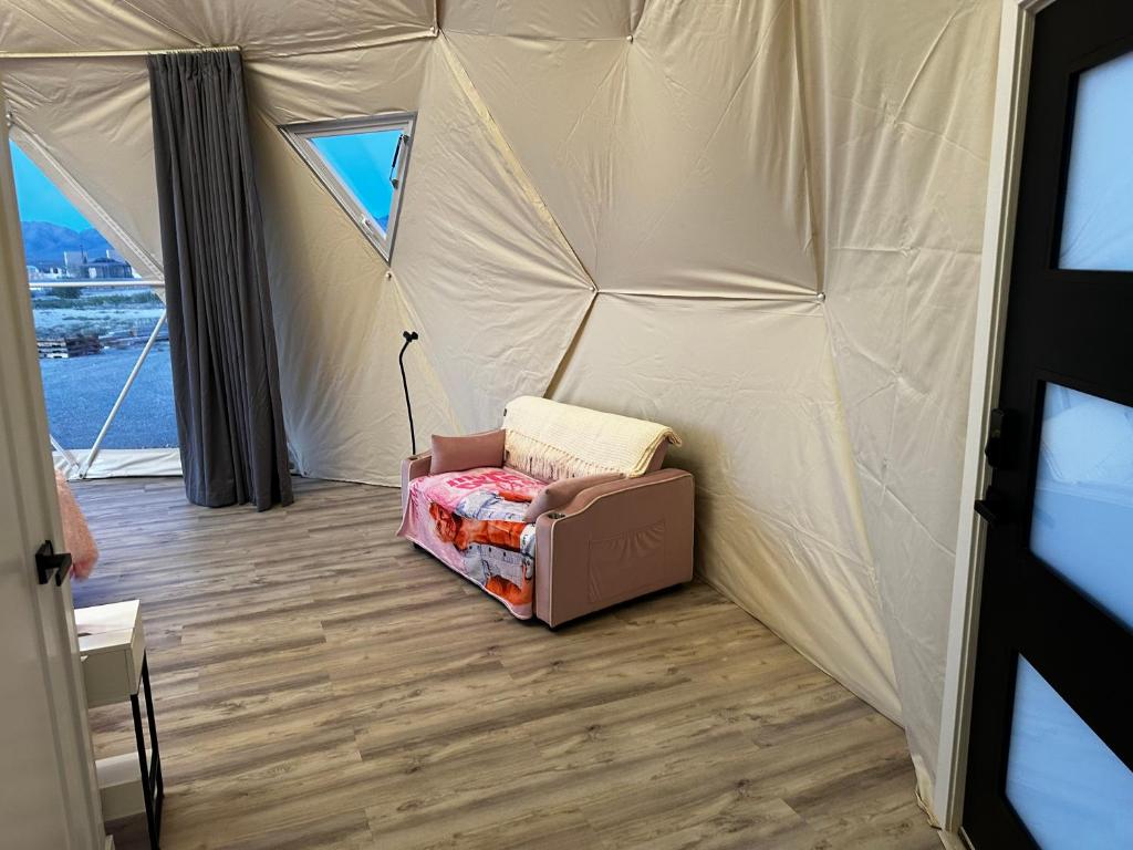 Posezení v ubytování Nude Glamping Dome