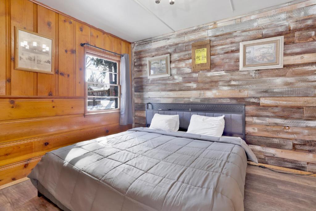 Gallery image of Juniper Lakeside Couples Resort Cabin by Big Bear Vacations in Big Bear Lake