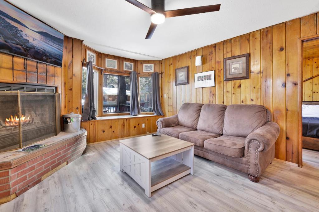 Ruang duduk di Lonepine Lakeside Resort Retreat by Big Bear Vacations