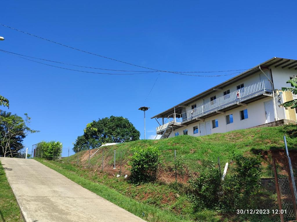 un edificio en la cima de una colina junto a una carretera en Apartamentos - Brisas del Mirador - Panamá Campestre, 