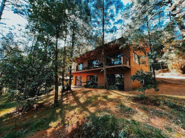 una grande casa in mezzo a una foresta di CASA LOS OCOTES VALLE DE BRAVO EDO MEX a Valle de Bravo