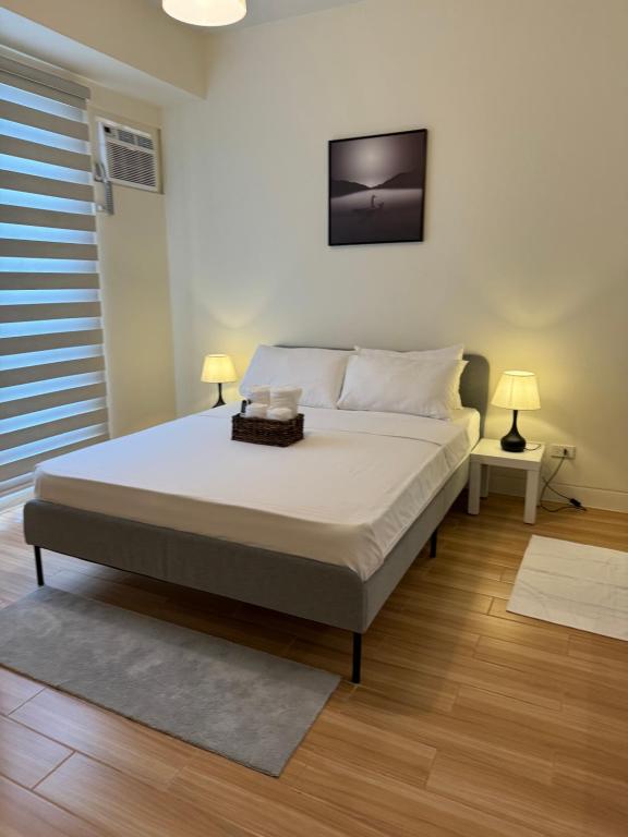 een slaapkamer met een bed en een televisie aan de muur bij K&K The Modern Crib in Biñan