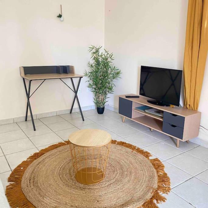 TV a/nebo společenská místnost v ubytování La Gîte Le Sucrier au Lamentin -10 min du CHUM