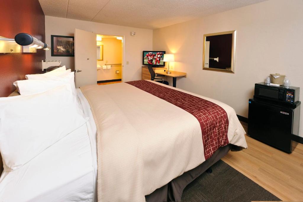 Postel nebo postele na pokoji v ubytování Red Roof Inn Chicago - Joliet