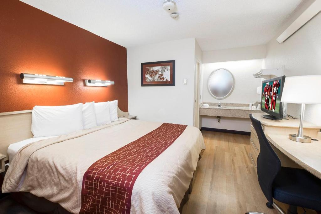 Postel nebo postele na pokoji v ubytování Red Roof Inn Chicago - Joliet