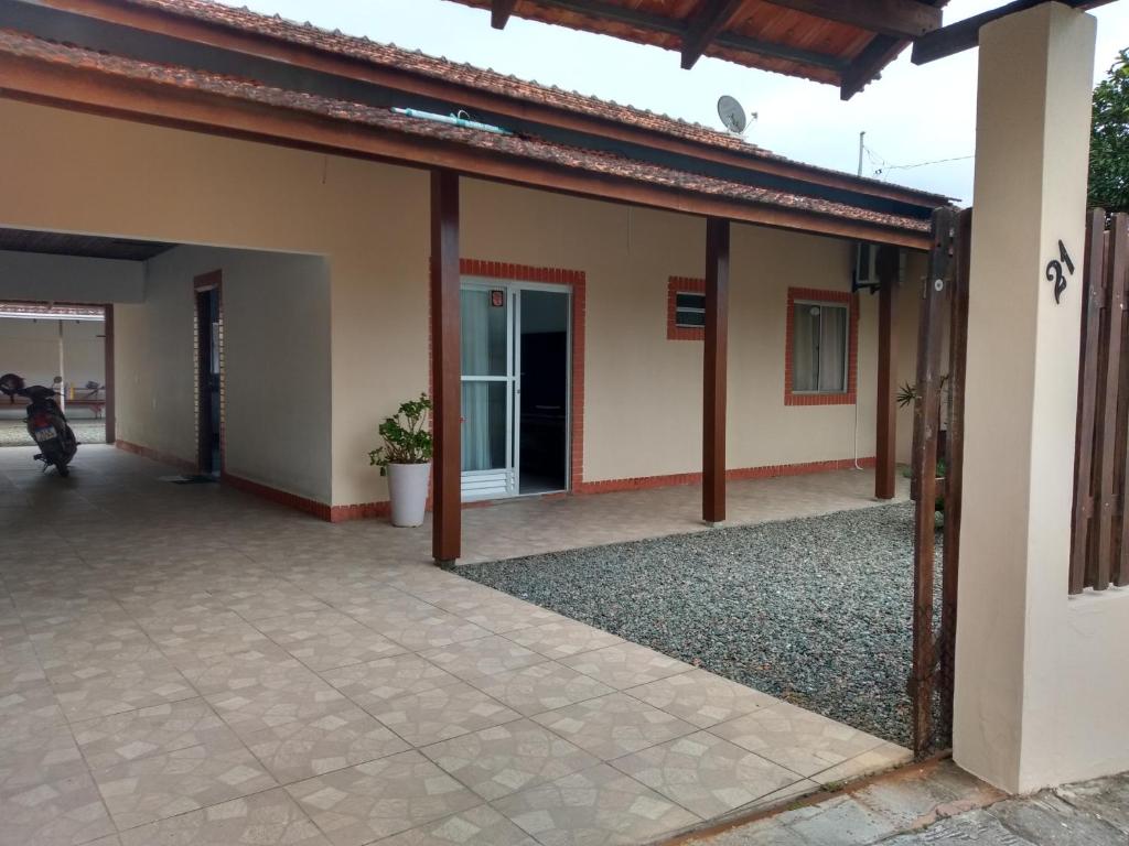 an outside view of a house with a patio at Casa de praia navegantes, próximo aeroporto in Navegantes