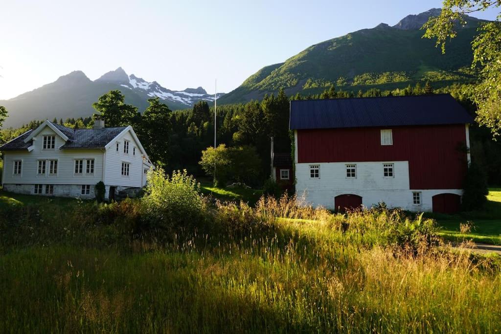 奧希塔的住宿－Pålgarden，白色的房子和红色谷仓,后面是群山