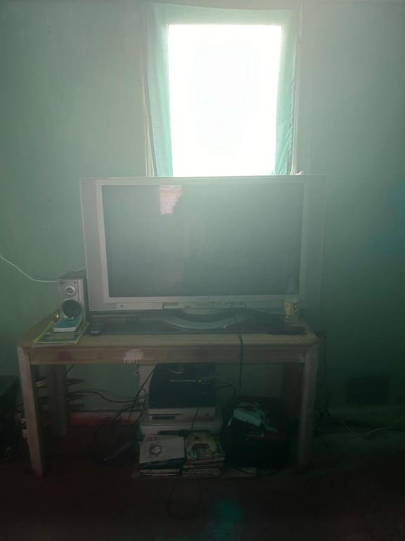 TV a/nebo společenská místnost v ubytování Leah Bungalow