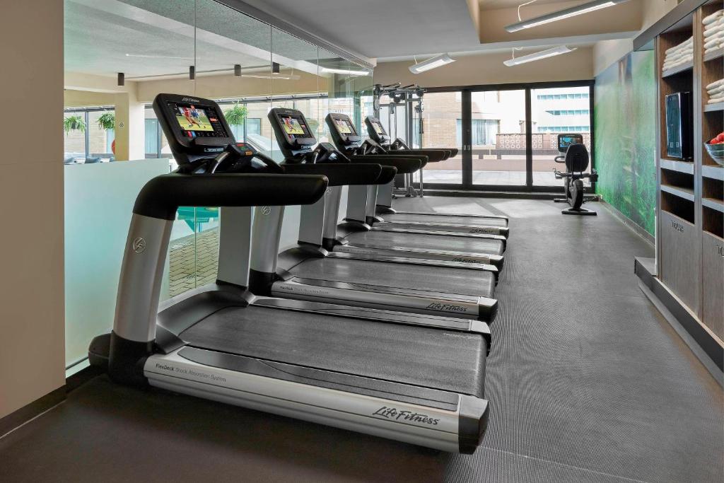 Fitness centrum a/nebo fitness zařízení v ubytování The Westin Edmonton