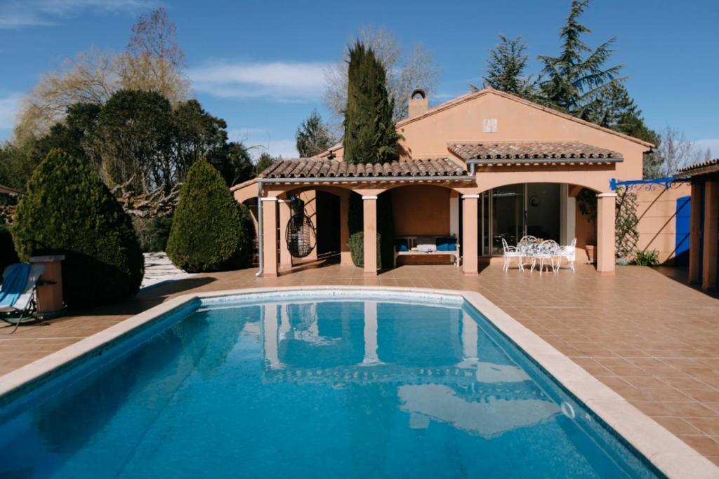 una piscina frente a una casa en The Bamboos - private heated swimming pool, en Lagnes