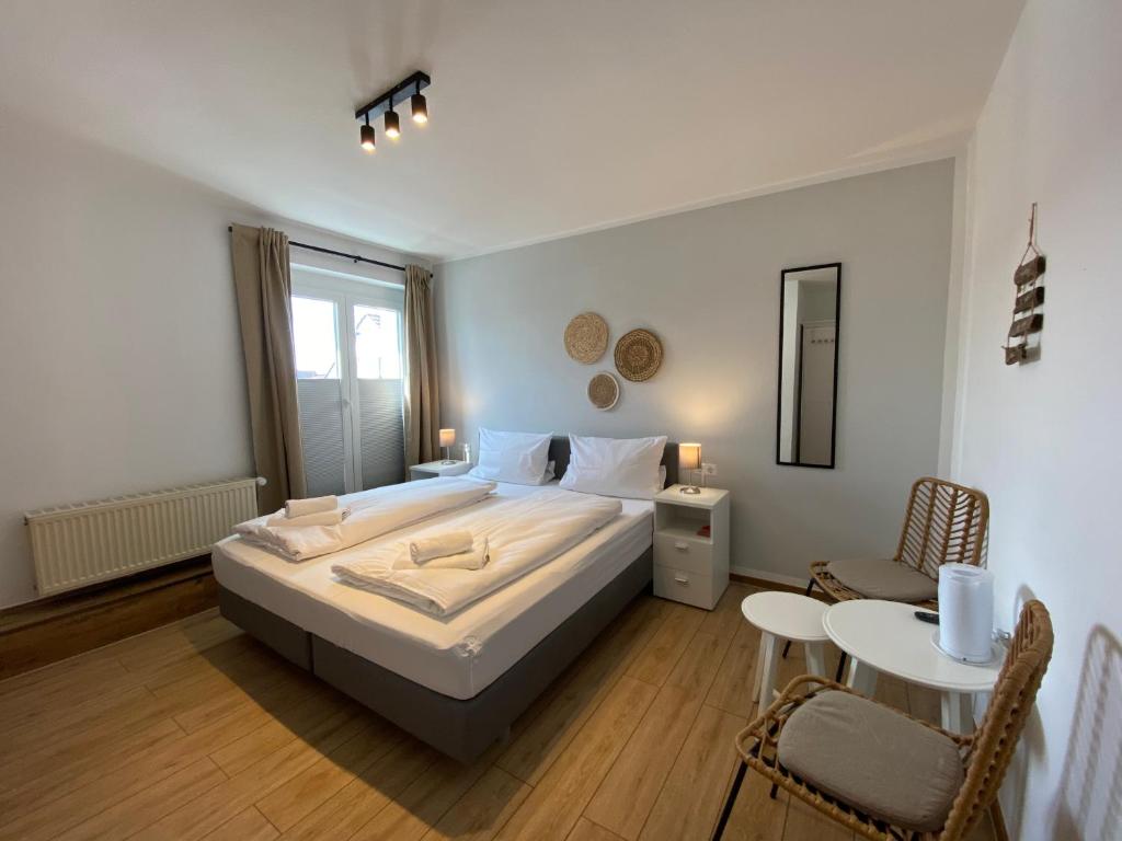ノルトダイヒにあるSTRANDNEST NORDDEICHのベッドルーム1室(ベッド1台、テーブル、椅子付)