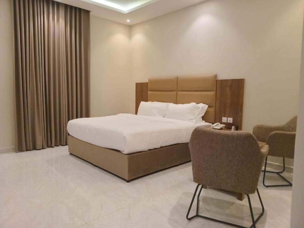 فندق دره الراشد للشقق المخدومه tesisinde bir odada yatak veya yataklar