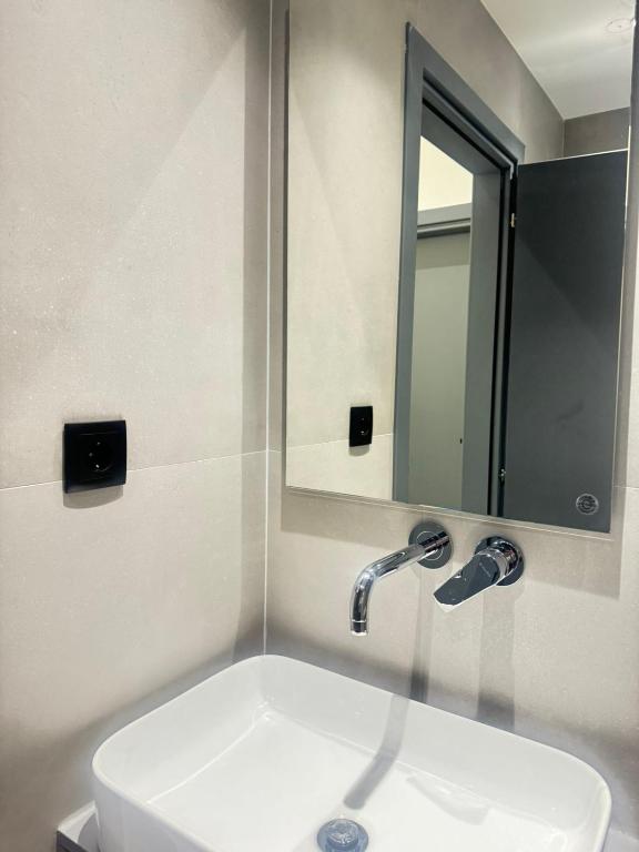 Luna-Your Urban Stay - Deluxe Apartment