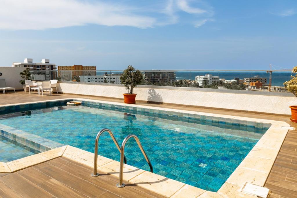 uma piscina no telhado de um edifício em Comfy 3 Bedroom Apartment in Ngor Almadies, Dakar em Dakar