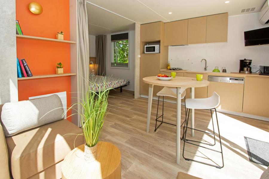 Kuchyň nebo kuchyňský kout v ubytování Camping Le Luberon