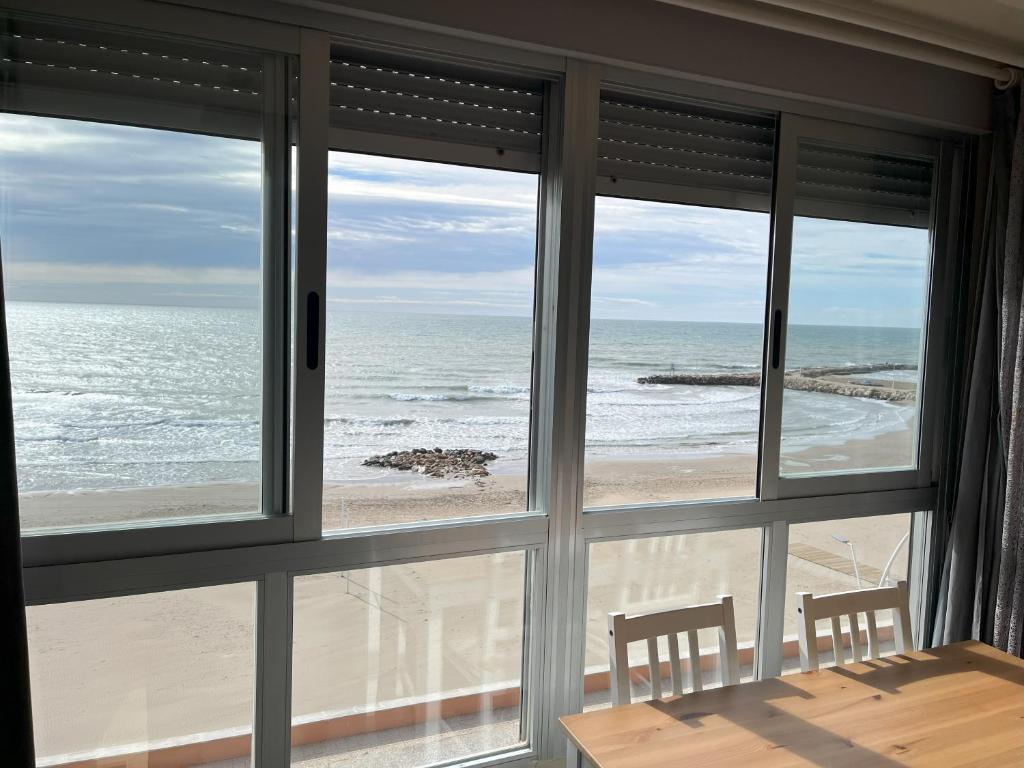 widok na plażę z okna jadalni w obiekcie Torrenostra Sea Dream w mieście Torreblanca