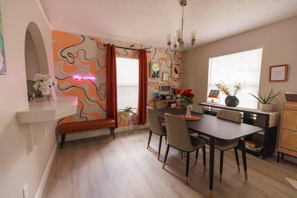 comedor con mesa y sillas en Entire 2 Bd Home w/ Murals + Parking by Downtown, en Orlando