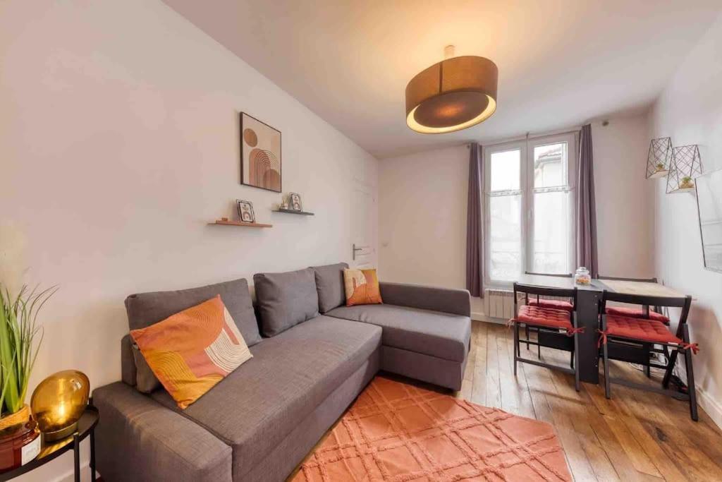 un salon avec un canapé et une table dans l'établissement *Le Terracota*proche Paris 10min, au Kremlin-Bicêtre