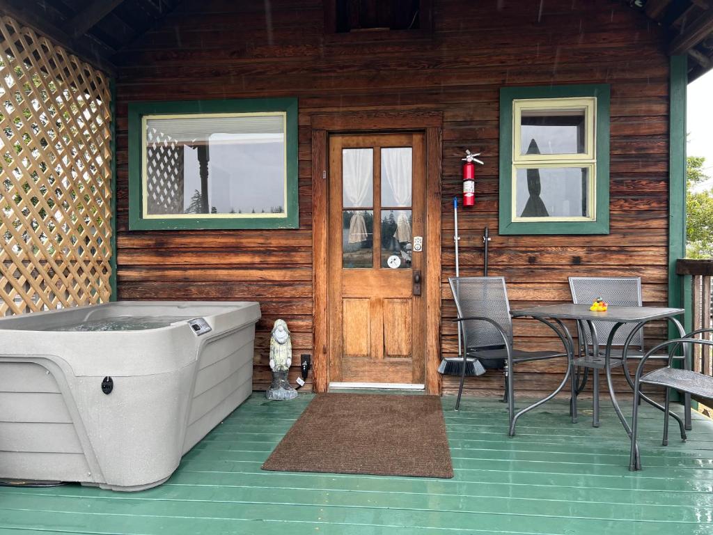 Posezení v ubytování Bridge Tender Shack with hot tub on deck
