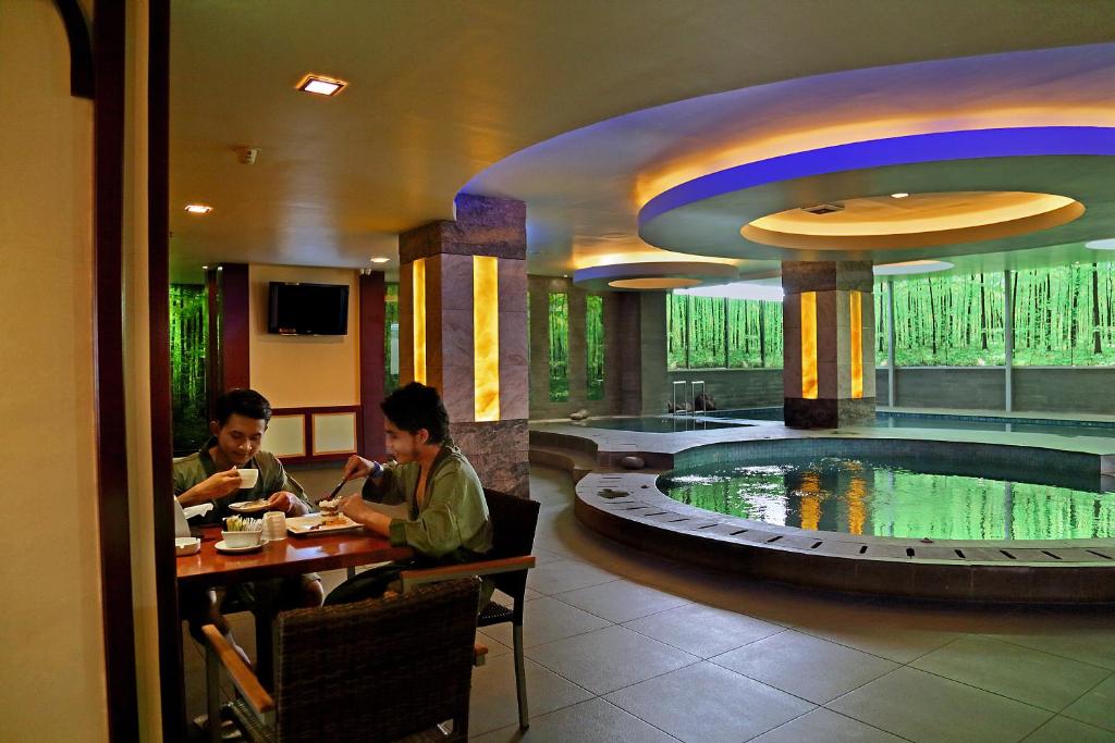 Bazén v ubytování Gino Feruci Kebon Jati by KAGUM Hotels nebo v jeho okolí