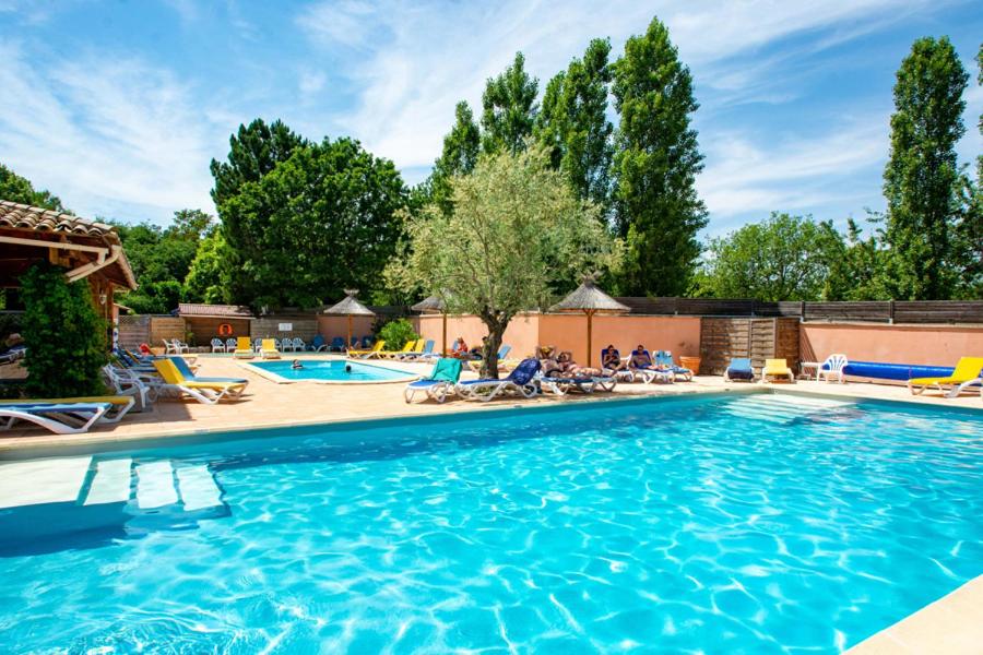 una gran piscina con gente alrededor en Camping Le Luberon, en Apt