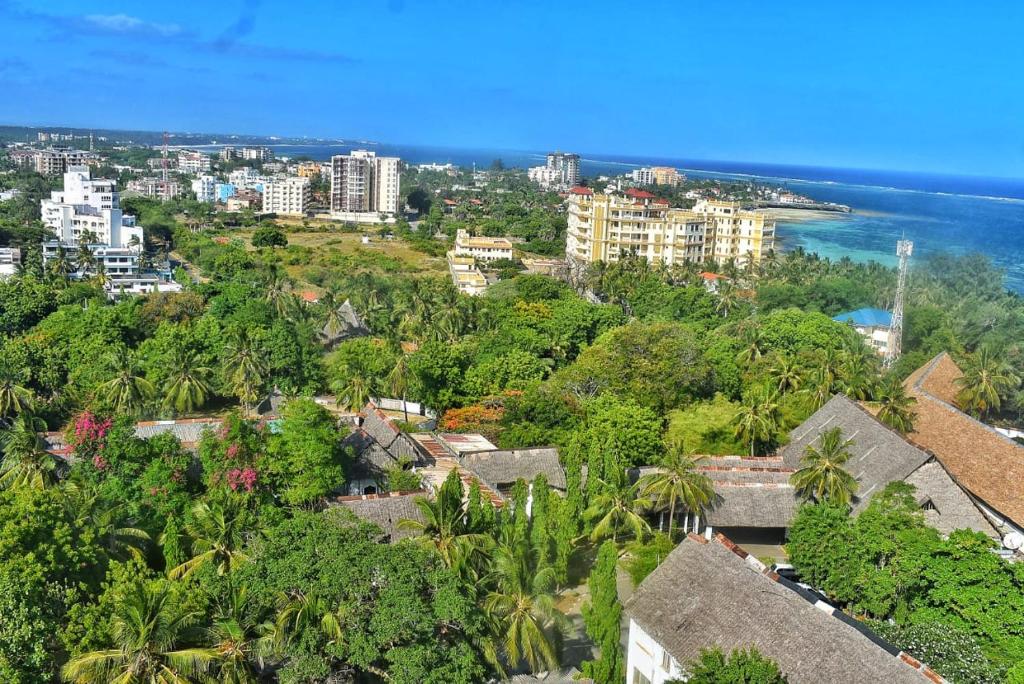 uma vista aérea de uma cidade com árvores e do oceano em Nyali Beach Private Ensuite room with Swimming em Mombaça