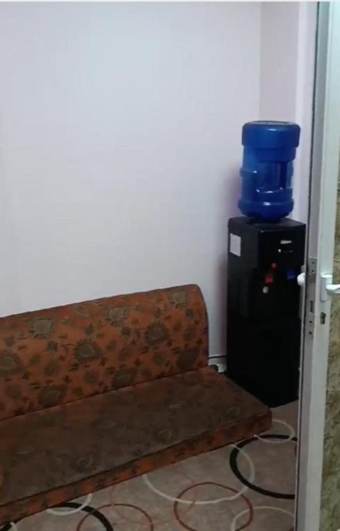 الزيتونة 1 في مكة المكرمة: مقعد مع دلو أزرق فوق الثلاجة