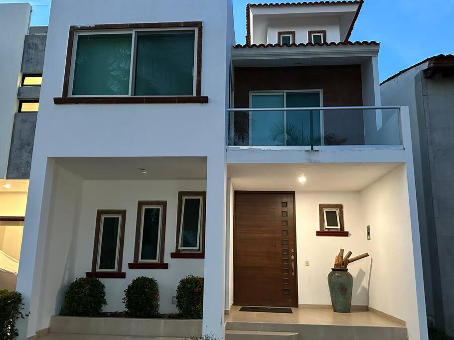 3 verschiedene Ansichten eines weißen Hauses in der Unterkunft Casa hermosa y acogedora en condominio privado in Puerto Vallarta
