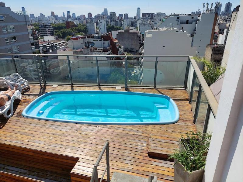 een hot tub op een terras met uitzicht op de stad bij 2 amb,palermo,centrico,pileta,sum,nuevo,luminoso,climatizado,excelente in Buenos Aires
