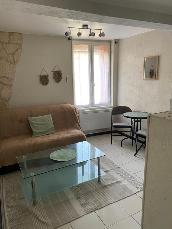 - un salon avec un canapé et une table dans l'établissement Petit cocon, à Château-Chinon