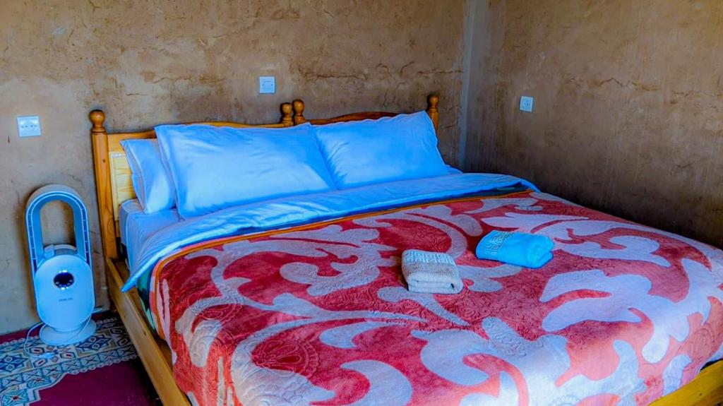 - une chambre avec un lit et une couette rouge et blanche dans l'établissement Café restaurante shelter calm life, 