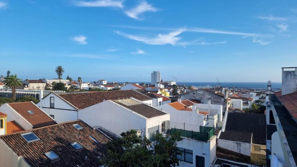 uitzicht op een stad met daken bij Apartamento Sonho Azores T5 in Ponta Delgada