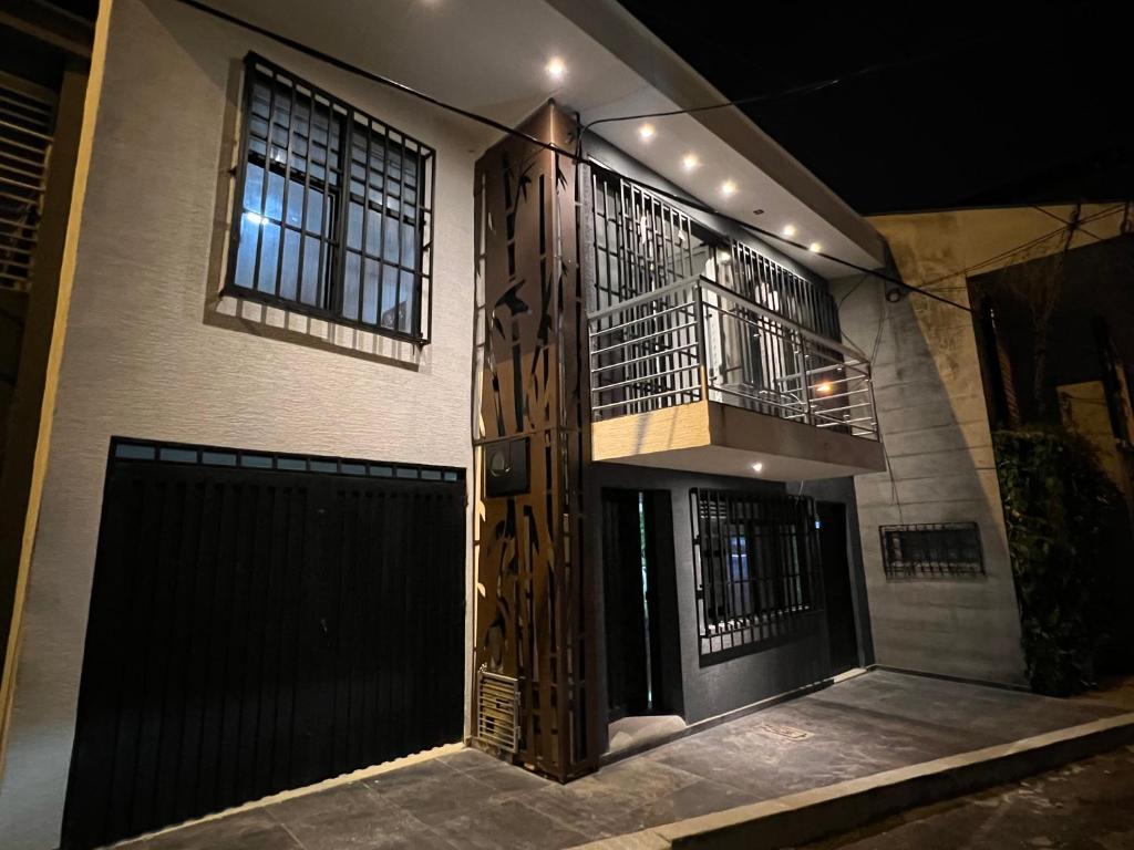 um edifício com um portão e uma varanda em Hotel Coffee Real Pereira em Pereira