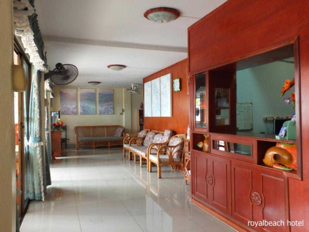 - un salon avec un grand centre de divertissement en bois dans l'établissement Royal Beach Guest House, à Hua Hin
