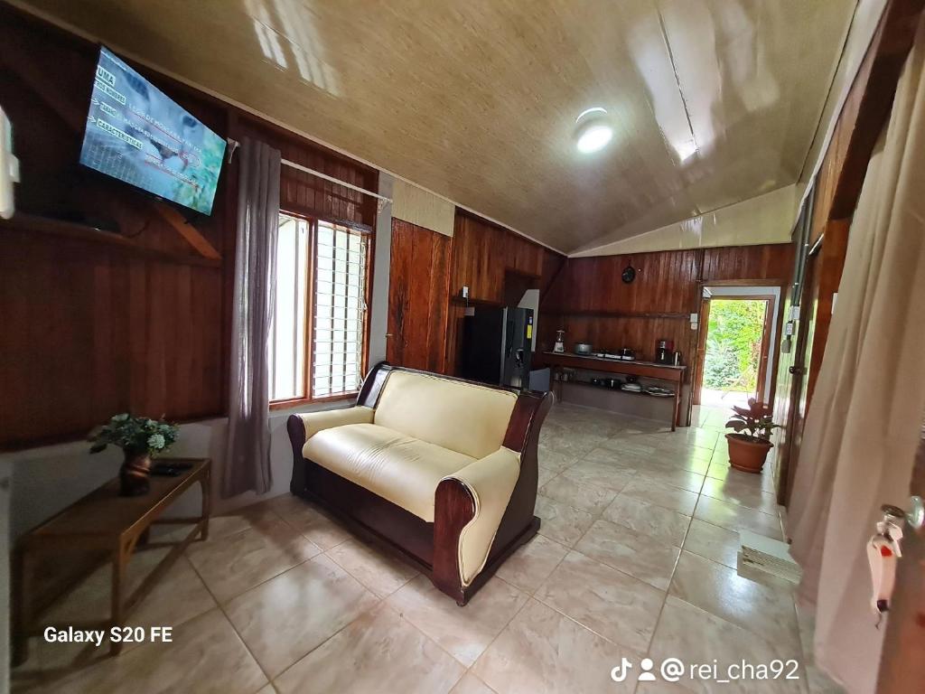 een woonkamer met een bank en een tv bij Villas el Reencuentro in Monterrey