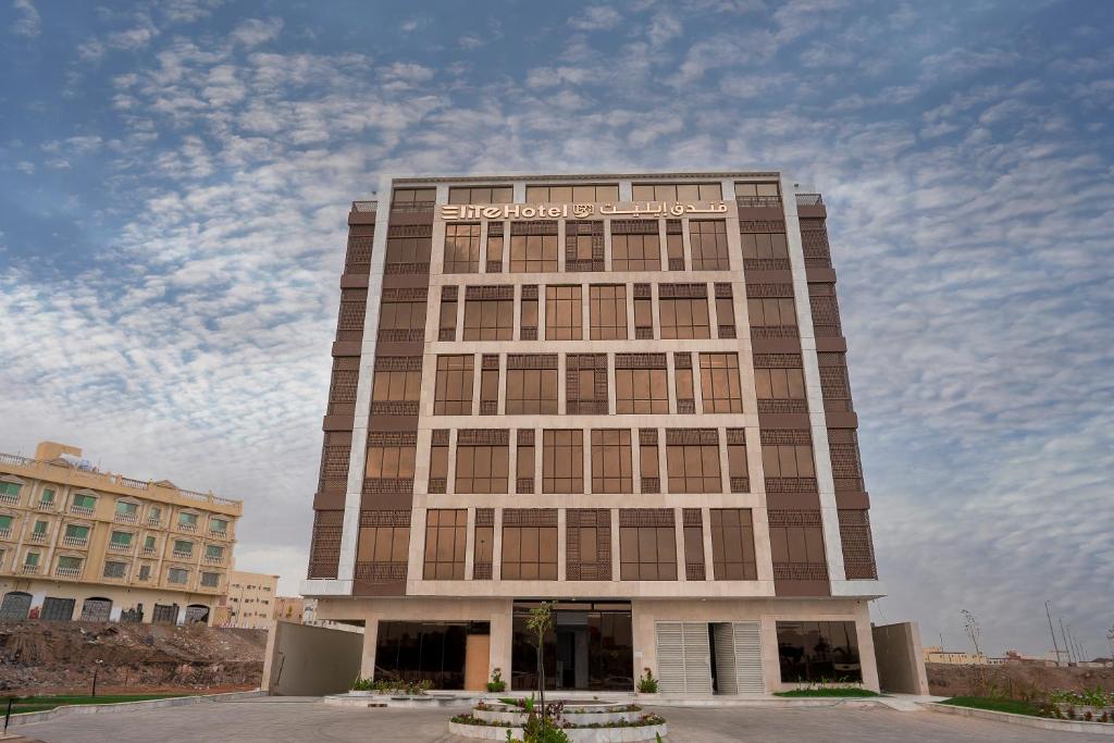 un edificio alto con un cartel encima en فندق ايليت الهجرة en Medina