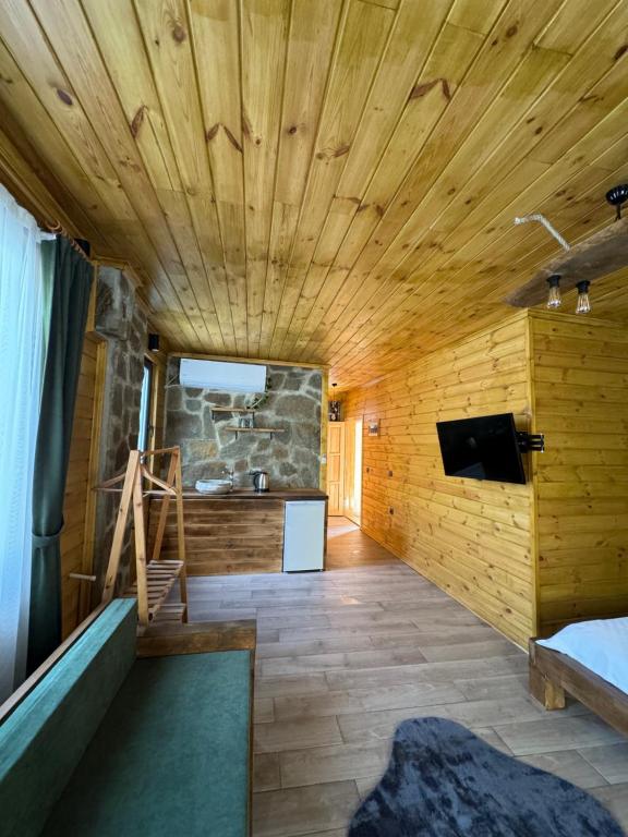 TV a/nebo společenská místnost v ubytování Karadeniz River Suit