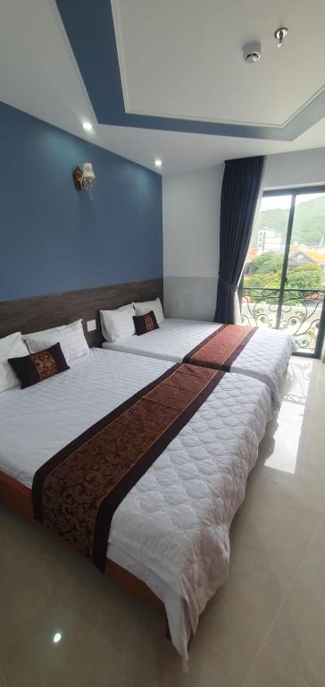 een groot bed in een kamer met een groot bed sidx sidx bij LUCKY HOTEL in Vung Tau