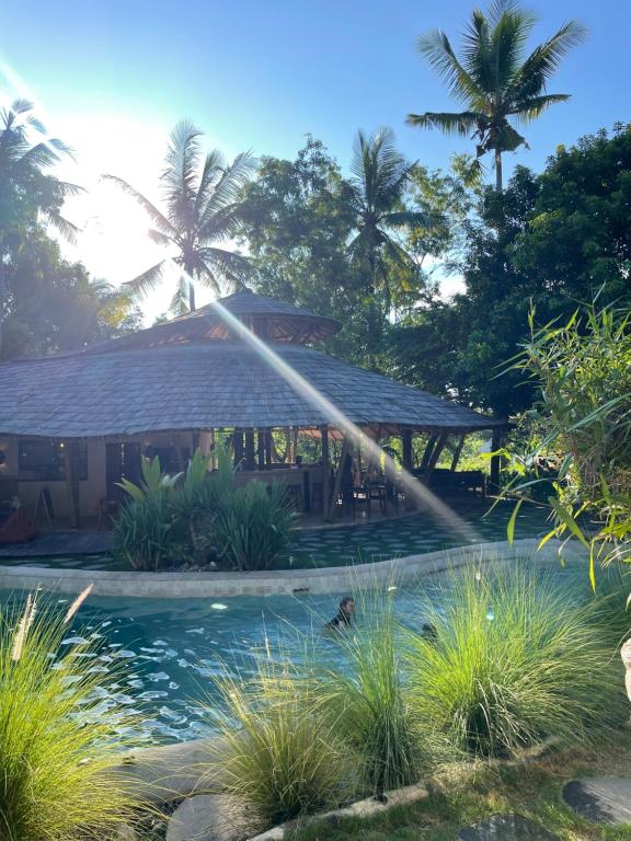 uma casa com uma fonte em frente a uma piscina em Nusava Boutique Hotel em Nusa Penida