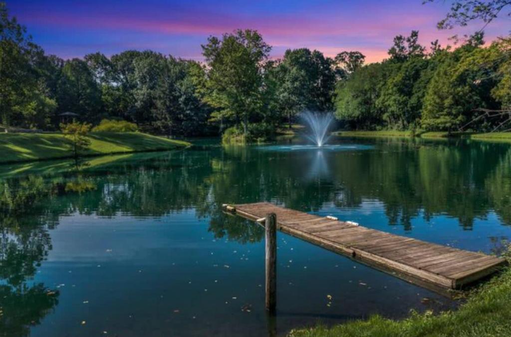 uma doca num lago com uma fonte em Pond View Cabin near Ark Encounter with Loft em Dry Ridge