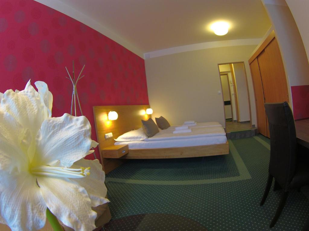 Una cama o camas en una habitación de Hotel Vacek Pod Věží