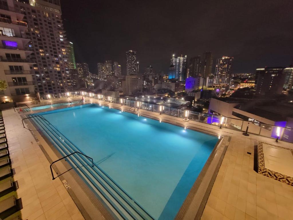 - une grande piscine au-dessus d'un bâtiment la nuit dans l'établissement DOWNTOWN MIAMI, à Miami