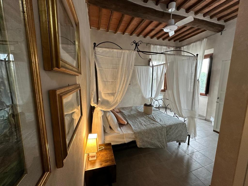 Postel nebo postele na pokoji v ubytování - Il Casale Toscano - 1900mt from The Tower of Pisa & Trains station - Free Parking - No Breakfast - No air conditioning but fan - ONLY SELF CHECK-IN ACCESS FROM 5 PM