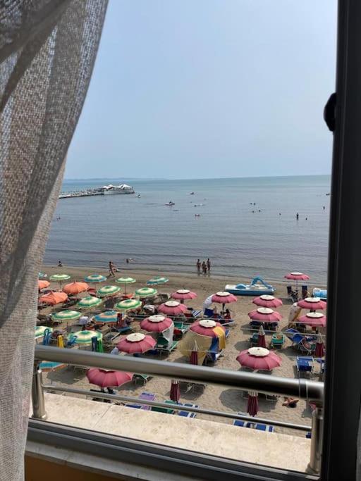 una playa con un montón de sombrillas en la playa en Квартира на пляже, en Durrës