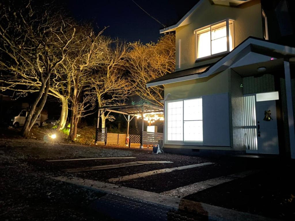 伊東市にあるJ-HOUSEの夜間のガレージ付き家