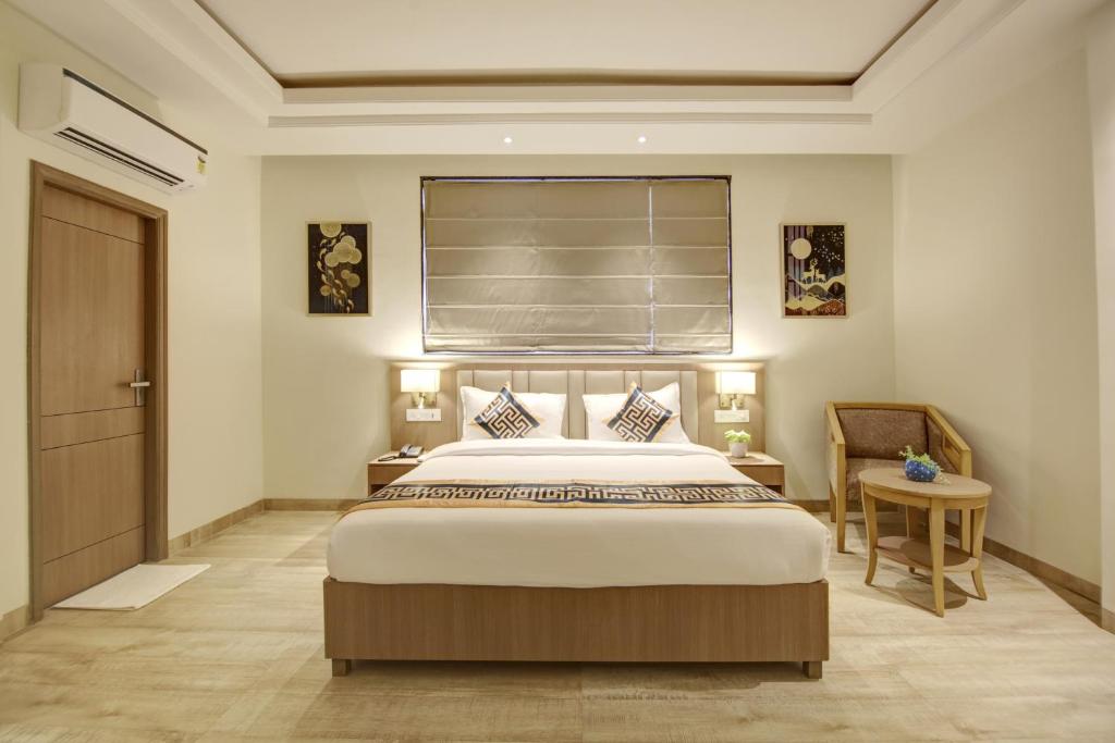 Tempat tidur dalam kamar di Hotel AMBS suites A family Hotel Near Delhi Airport