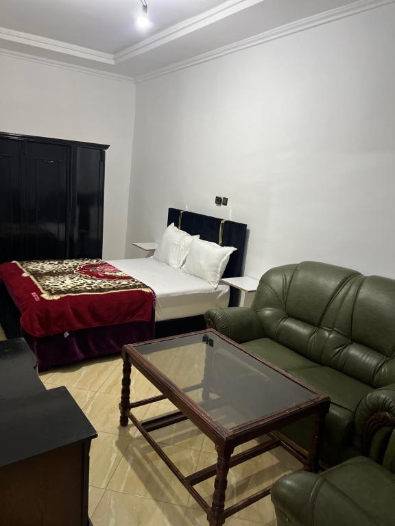 sala de estar con sofá y cama en Apparentement 3 meublée 1er étage en Oujda